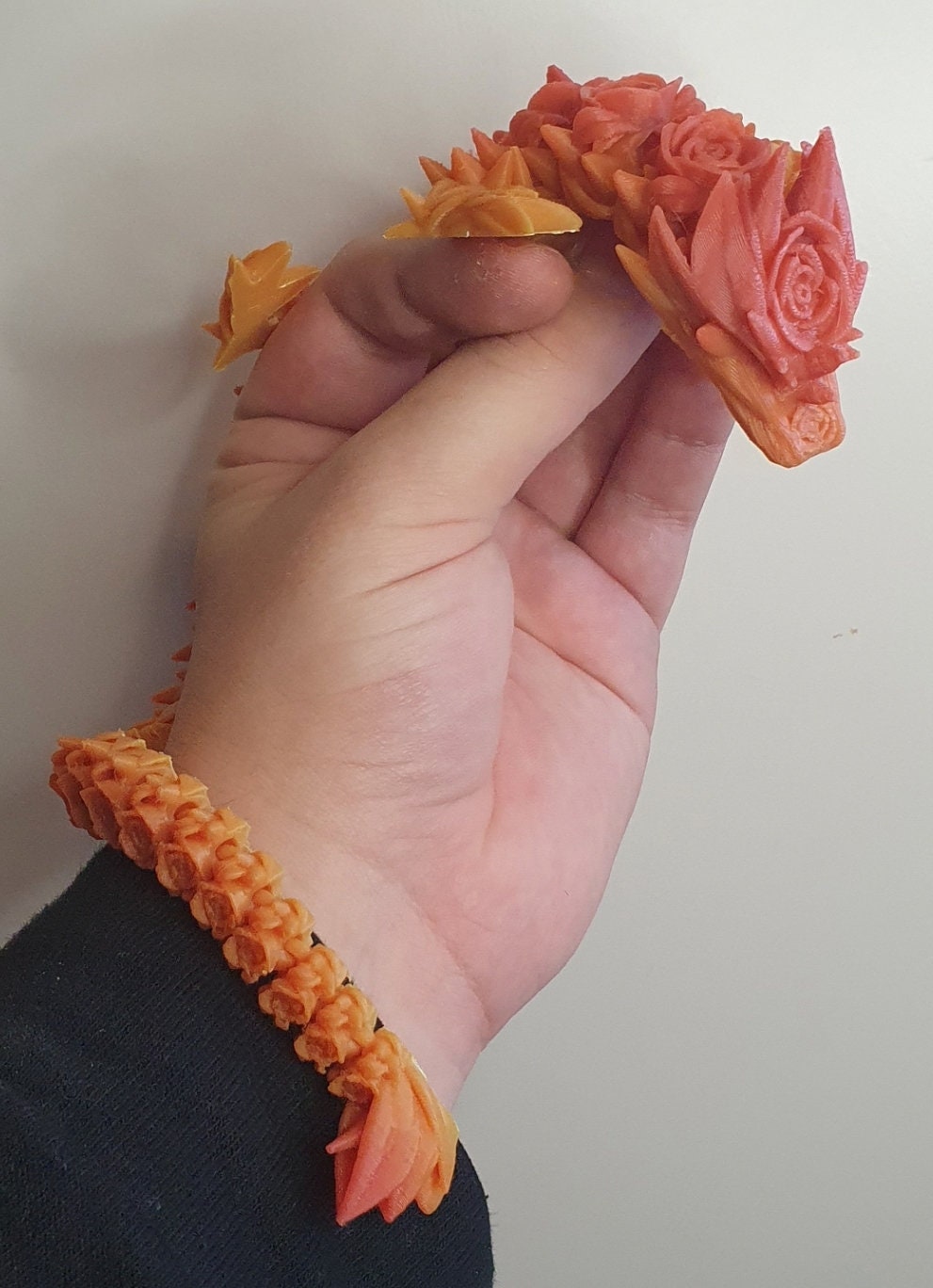 Drache beweglicher Rosendrache (36cm Lang) magnetisch Kühlschrankmagnet Drachenfigur articulated Dragon Valentinstag Geschenk