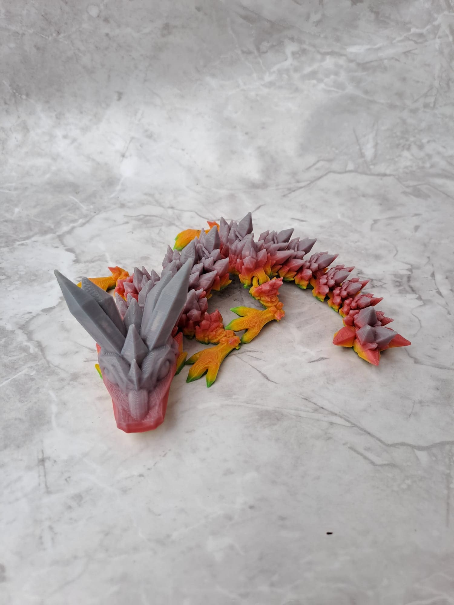 Regenbogen Baby Drache beweglich Edelstein Kristall Drache 3D gedruckt - articulated Dragon - Schreibtischspielzeug - leuchtende Farben